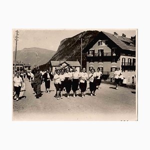 Fille à la Montagne en Vacances Scolaires, Photographie Vintage, 1930s