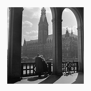 Pareja de pie en la columnata del ayuntamiento de Hamburgo, Alemania, 1938, impreso en 2021