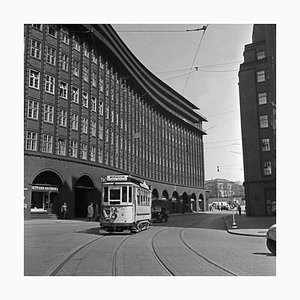 Edificio de oficinas de la Casa de Chile en Hamburgo con tranvía, Alemania 1938, Impreso en 2021