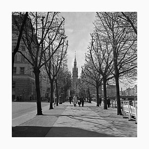 Ein Spaziergang an der Alster zum Rathaus Hamburg, Deutschland 1938, gedruckt 2021