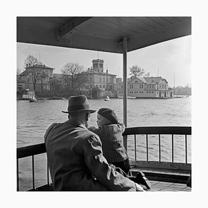 Hombre, niño Passing Ferry House Hamburg Uhlenhorst, Alemania 1938, Impreso 2021