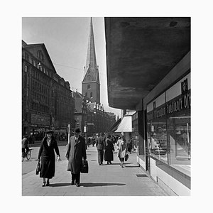 Mönckebergstraße in Hamburg mit Passanten, Deutschland 1938, bedruckt 2021