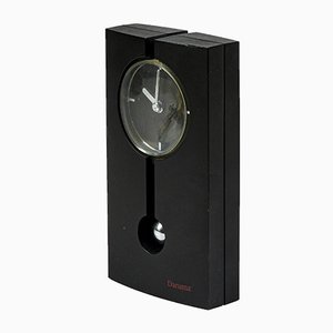 Horloge Pendule à Piles en Plastique Noir et Chrome de Daruma