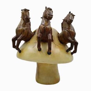 Sergio Bustamante, Escultura de caballos sobre un hongo