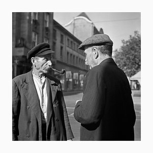 Deux hommes plus âgés ayant une causerie à Düsseldorf, Allemagne 1937