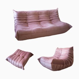 Sillón Togo de terciopelo rosa perla, puf y sofá de tres plazas de Michel Ducaroy para Ligne Roset. Juego de 3