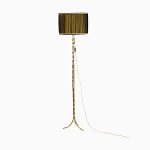 Lámpara de pie trípode de bambú sintético y bronce dorado de Maison Baguès, años 70