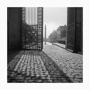 Vista desde la puerta de hierro del castillo de Darmstadt a City Life, Alemania, 1938, Impreso en 2021