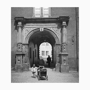 Gate Darmstadt Castle Oma Enkelkind Kinderwagen, Deutschland, 1938, Gedruckt 2021