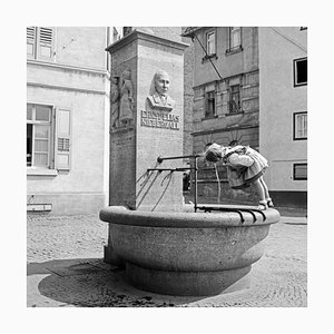 Girl at Ernst Elias Niebergall Fountain Darmstadt, Allemagne, 1938, Imprimé en 2021