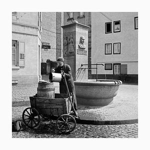 Mann am Ernst Elias Niebergall Brunnen Darmstadt, Deutschland, 1938, bedruckt 2021