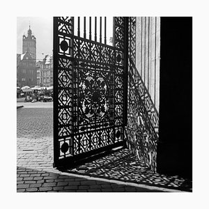Shadows with Iron Gate Residence Castle Darmstadt, Allemagne, 1938, Imprimé en 2021