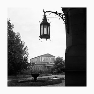 Teatro de Darmstadt con farol al frente, Alemania, 1938, Impreso en 2021