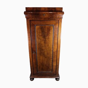 Mueble alto Imperio de caoba pulida en la oscuridad tardía