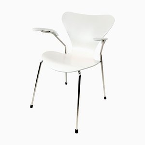 Silla modelo 3207 blanca con reposabrazos de Arne Jacobsen & Fritz Hansen