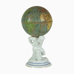 Atlas mit Globus