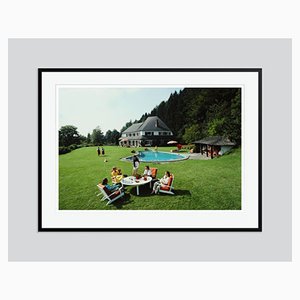 Imprimé Oversize C Encre de Maison Von Encadrée de Noir par Slim Aarons