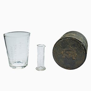 Vasos farmacéuticos ingleses antiguos de vidrio, década de 1890. Juego de 3