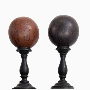 Marmorierte Kugeln mit Sockeln aus Holz, 1950er, 2er Set