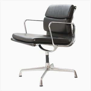 Sedia Ea 207 Soft Pad di Charles & Ray Eames per Vitra
