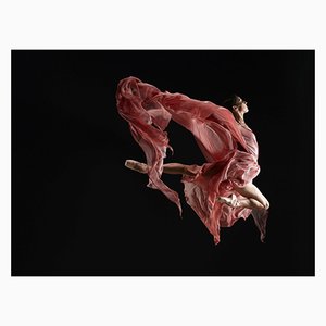 Ryan McVay, bailarina de ballet con un vestido que fluye en Mid Air Leap, vista lateral, papel fotográfico