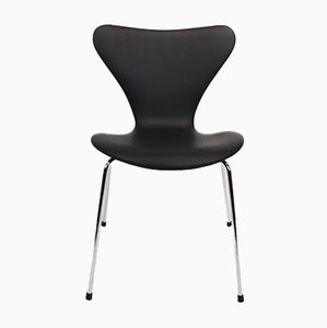 Silla de comedor modelo 3107 de cuero negro de Arne Jacobsen para Fritz Hansen, años 80