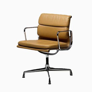 Sedia da ufficio EA 208 in morbida pelle marrone chiaro di Charles & Ray Eames per Vitra, 2002