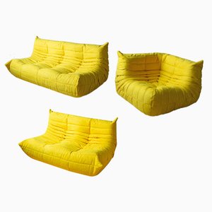 Silla esquinero Togo de microfibra en amarillo con sofá de 2 y 3 plazas de Michel Ducaroy para Ligne Roset. Juego de 3