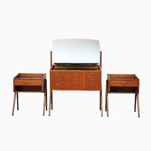 Toeletta completamente rinnovata in teak e comodini con ripiano in vetro decorato, Danimarca, anni '60, set di 3