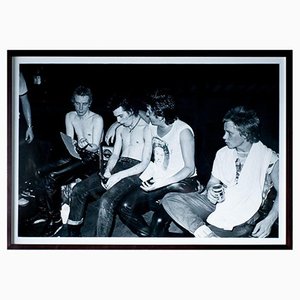 Großes Foto von Sex Pistols Backstage von Dennis Morris
