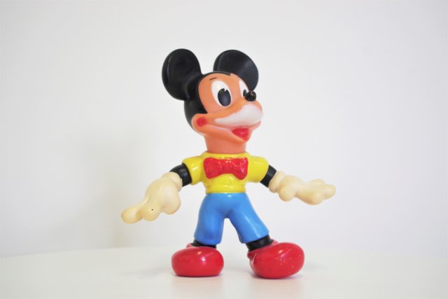 https://cdn20.pamono.com/p/s/1/0/1015553_k3ojbo4zcp/rubber-mickey-mouse-from-walt-disney-productions-italy-1960s.jpg