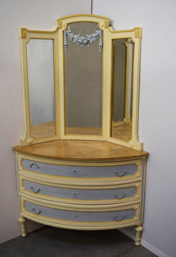 Abgewinkelte Kommode mit lackierten Spiegeln aus Ahornholz
