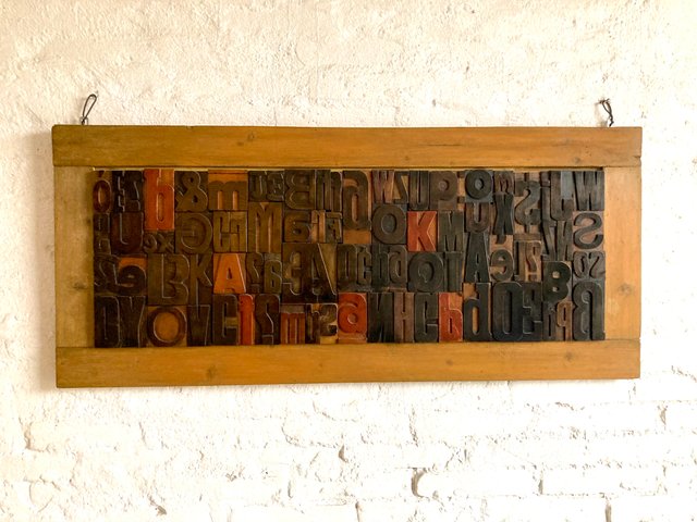 Tafel mit Typografischen Buchstaben bei Pamono kaufen