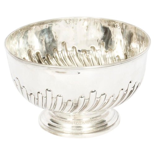Vintage silver plated bowl Made by Walker and Hall of Shefield England.
