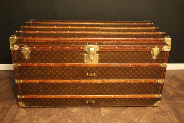 A Louis Vuitton Gris Trianon canvas malle or steamer - Catawiki