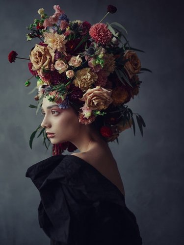 Igor Ustynskyy, Nachdenkliche Junge Frau in Blumenkopfschmuck, Fotopapier