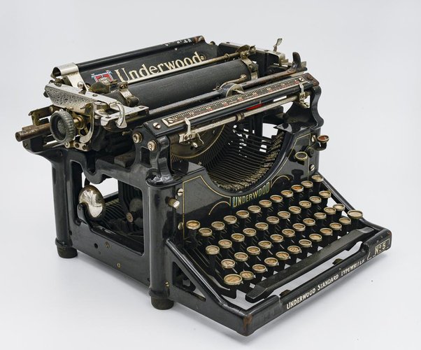 Máquina de escribir vintage en color amarillo