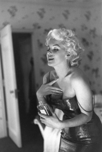 Ed Feingersh, Marilyn Getting Ready to Go Out, 1955, Photograph for sale at  Pamono