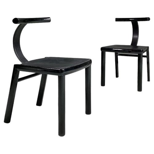 Sillas italianas posmodernas de madera maciza negra y cuero negro, años