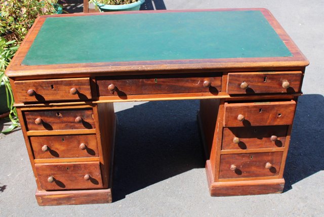 Escritorio pedestal de cuero verde y caoba con cuero verde, años 60 en