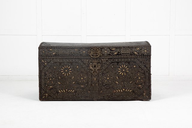 Commode 17ème Siècle en Laiton en vente sur Pamono