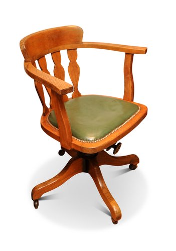 Sedia da scrivania girevole in quercia e pelle verde con ruote di  Hillcrest, anni '20 in vendita su Pamono