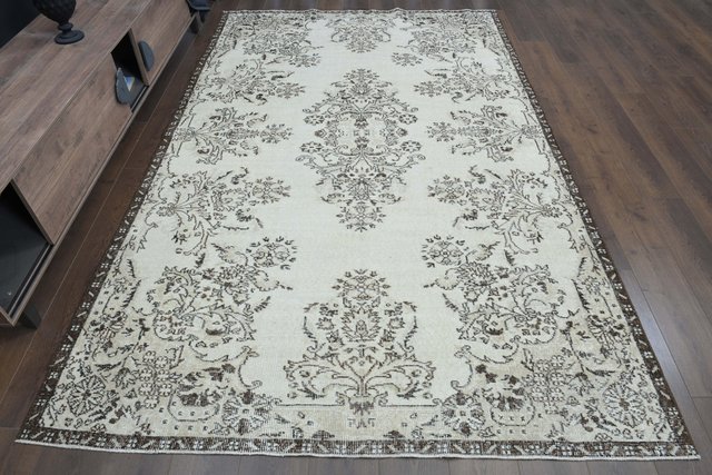 Vintage Turkish Beige Floral Area Rug for sale at Pamono