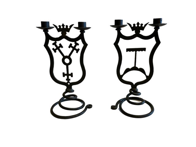 Schwarze Kerzenhalter aus Schmiedeeisen mit Wappen, 2er Set bei Pamono  kaufen