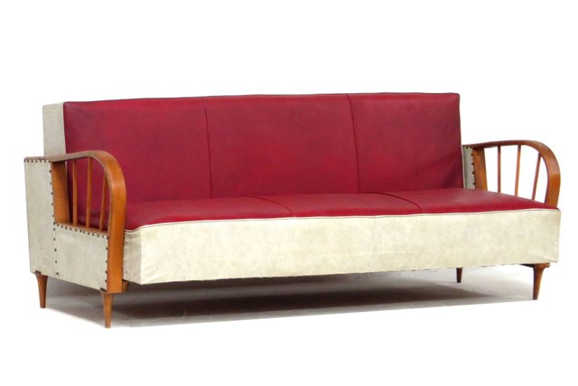 Sofá cama Mid-Century con reposabrazos de madera curvada y funda de cuero  sintético, años 50 en venta en Pamono