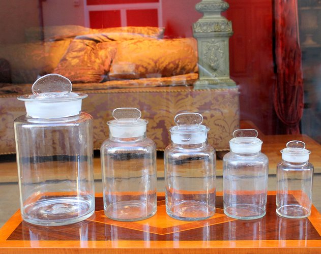 https://cdn20.pamono.com/p/s/1/5/1519730_4xb6ws3mq9/late-19th-century-italian-arts-and-crafts-blown-glass-apothecary-jars-set-1900-set-of-5.jpg