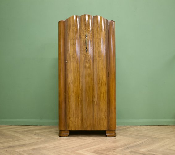 Britischer Art Deco Kleiderschrank aus Nussholz von Harris Lebus ...