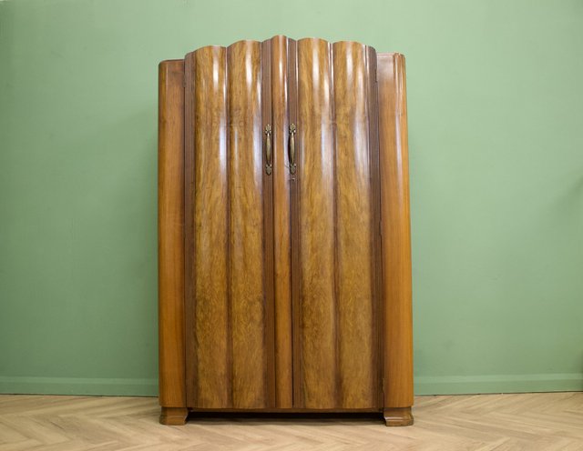 Britischer Art Deco Kleiderschrank aus Nussholz von Harris Lebus ...