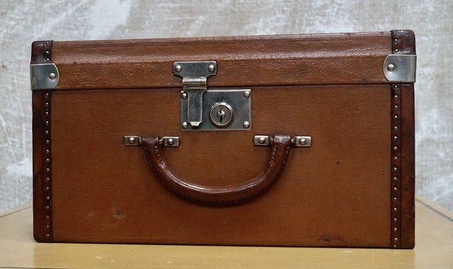 Boîte De Rangement Ronde Rouge Avec Ruban Blanc - Hauteur 23.5 Cm, Diamètre 36 Cm - Pour Chapeaux, Accessoires, Décoration - Bigso Box