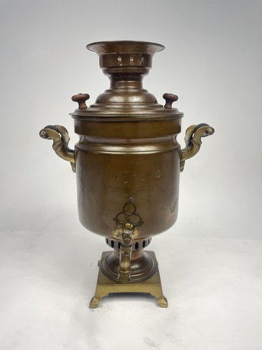 https://cdn20.pamono.com/p/s/1/5/1554655_xhwi76uozj/antique-brass-and-copper-samovar-garanti-semaver-istanbul.jpg